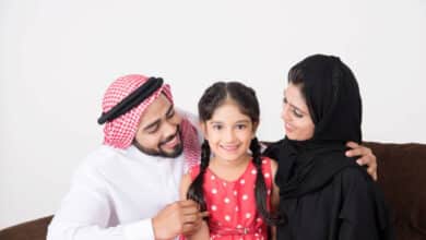 رؤية الميت في المنام يتكلم معك ويعانقك