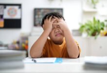 كيفية التعامل مع الطفل الذي يرفض الدراسة